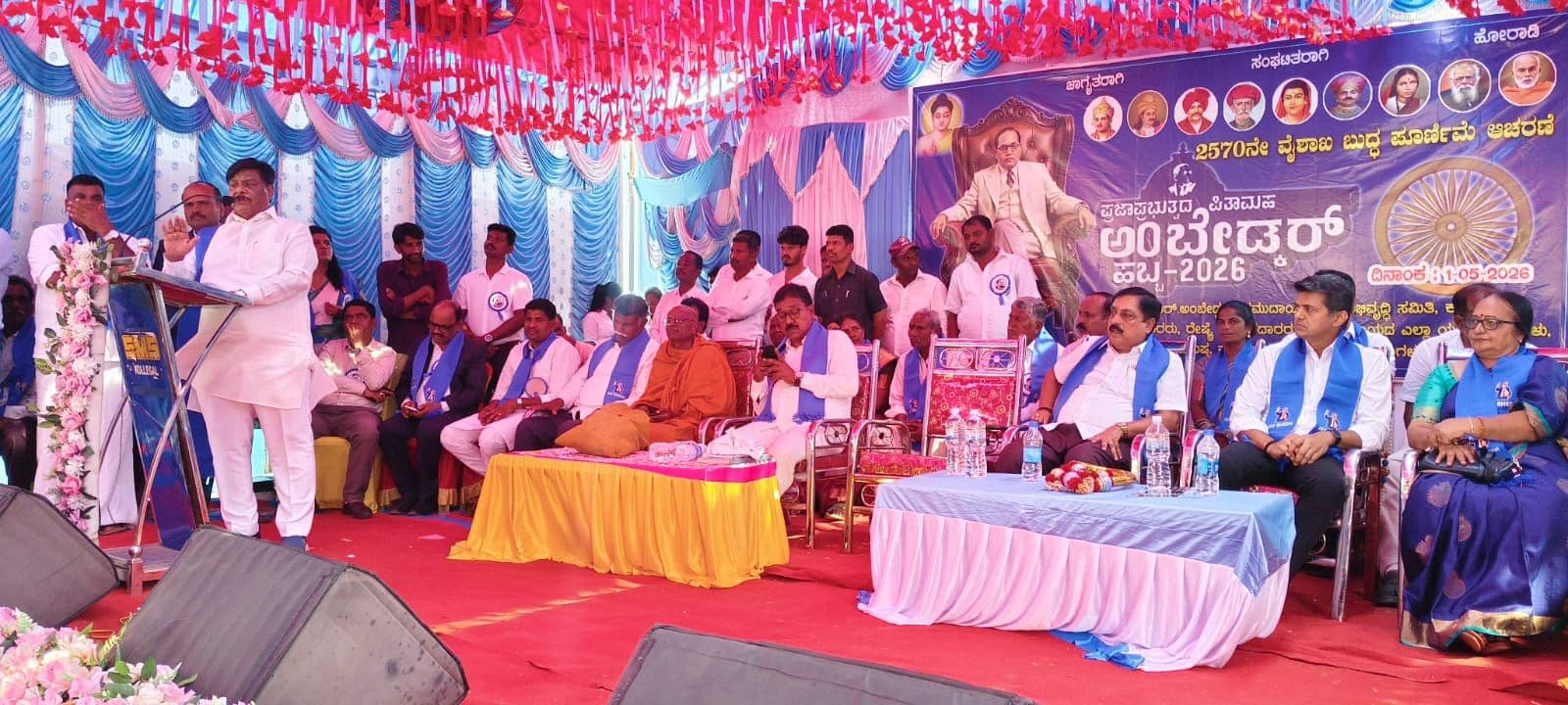 ಪ್ರಜಾಪ್ರಭುತ್ವದ ಮೇಲೆ ಜಾತಿ ಮತ್ತು ಧರ್ಮದ ಸವಾರಿಯಿಂದ ಭಾರತದ ಅಭಿವೃದ್ಧಿಗೆ ಹಿನ್ನಡೆ ಡಾ ಎಚ್ ಸಿ ಮಹಾದೇವಪ್ಪ
ವರದಿ :-ನಾಗೇಂದ್ರ ಪ್ರಸಾದ್
ಹನೂರು :-ಸಂವಿಧಾನ ಮತ್ತು ಪ್ರಜಾಪ್ರಭುತ್ವದ ಮೇಲೆ ಜಾತಿ ಮತ್ತು ಧರ್ಮಗಳು ಸವಾರಿ ಮಾಡಲು ಮುಂಚೂಣಿಯಲ್ಲಿ ಬರುತ್ತಿವೆ ಅದಕ್ಕೆ ನಾವು ಅವಕಾಶ ಮಾಡಿಕೊಡಬಾರದು ಇದರಿಂದ ಭಾರತ ದೇಶದ ಅಭಿವೃದ್ಧಿ ಮೇಲೆ ಹಿನ್ನೆಡೆ ಉಂಟು ಮಾಡುತ್ತದೆ ಎಂದು ಸಮಾಜ ಕಲ್ಯಾಣ ಸಚಿವ ಡಾ ಎಚ್ ಸಿ ಮಹಾದೇವಪ್ಪ ಅವರು ಅಭಿಪ್ರಾಯ ವ್ಯಕ್ತ ಪಡಿಸಿದ್ದಾರೆ.
ಹನೂರು ವಿಧಾನಸಭಾ ಕ್ಷೇತ್ರದ ವ್ಯಾಪ್ತಿಯ ಕಾಮಗೆರೆ ಗ್ರಾಮದಲ್ಲಿ ಯಜಮಾನರು, ಯುವಕರು, ರೇಷ್ಮೆ ನೂಲು ಬಿಚ್ಚಣಿಕೆ ಕಾರ್ಖಾನೆಗಳ ಮಾಲೀಕರು ಹಾಗೂ ಅಂಬೇಡ್ಕರ್ ಭವನ ಸಮಿತಿ ವತಿಯಿಂದ ಆಯೋಜಿಸಲಾಗಿದ್ದ ಡಾ ಬಿ ಆರ್ ಅಂಬೇಡ್ಕರ್ ರವರ 135 ನೇ ಜಯಂತಿ ಹಾಗೂ 2570 ನೇ ಗೌತಮ ಬುದ್ಧರ ಜಯಂತಿ ಕಾರ್ಯಕ್ರಮದಲ್ಲಿ ಅವರು ಮಾತನಾಡಿದರು.
ಬಾಬಾಸಾಹೇಬರೂ ಕೊಟ್ಟಿರುವ ಸಂವಿಧಾನದ ಹಕ್ಕುಗಳು ಯತವತ್ತಾಗಿ ಜಾರಿಯಾಗಿಲ್ಲ ಜಾರಿಯಾಗದೆ ಅಸಮಾನತೆಯ ಸಮಾಜವನ್ನು ನಾವು ಕಾಣುತ್ತಿದ್ದೇವೆ ಸ್ವತಂತ್ರ ಮತ್ತು ಸಮಾನತೆ ಜೊತೆ ಜೊತೆಗೆ ಹೋಗದಿದ್ದರೆ ಸ್ವತಂತ್ರಕ್ಕೆ ಅರ್ಥವಿಲ್ಲ ಸಮಾನತೆಯ ಸಮಾಜ ಬಾರದೆ ಇದ್ದರೆ ಸ್ವತಂತ್ರಕ್ಕೆ ಅರ್ಥವಿಲ್ಲ ಜಾತಿ ಮತ್ತು ಧರ್ಮ ಮುಂಚೂಣಿಯಲ್ಲಿ ಬರುತ್ತಿದೆ ಜಾತಿ ಮತ್ತು ಧರ್ಮ ಸಂವಿಧಾನ ಮತ್ತು ಪ್ರಜಾಪ್ರಭುತ್ವದ ಮೇಲೆ ಸವಾರಿ ಮಾಡಲು ಅವಕಾಶ ಮಾಡಿಕೊಡಬಾರದು ಇವೆರಡು ಕೂಡ ಭಾರತದ ಅಭಿವೃದ್ಧಿಗೆ ಹಿನ್ನೆಡೆ ಉಂಟು ಮಾಡುತ್ತದೆ.
ಮನುಷ್ಯ ಹುಟ್ಟಿದ ಮೇಲೆ ಧರ್ಮ ಹುಟ್ಟಿದ್ದು ಧರ್ಮ ಇರುವುದು ನಮ್ಮ ಕ್ಷೇಮ, ಅಭಿವೃದ್ಧಿಗೆ ಅದಕ್ಕಾಗಿ ಭಗವಾನ್ ಬುದ್ದರು ತಮ್ಮ ನಂತರ ಉತ್ತರಾಧಿಕಾರಿಯಾಗಿ ಬೌದ್ಧ ಧರ್ಮದಲ್ಲಿ ಯಾರು ಇಲ್ಲ ನಮಗೆ ನಾವೇ ಅರ್ಥ ಮಾಡಿಕೊಂಡು ಕರುಣೆ ಮೈತ್ರಿ ಸಮಾನತೆಯನ್ನು ಪ್ರತಿಪಾದಿಸುವ ಬೌದ್ಧ ದಮ್ಮವನ್ನು ನಾವು ಭಾರತ ದೇಶದಲ್ಲಿ ಕಟ್ಟಬೇಕಾಗಿದೆ
ಬುದ್ದರು ಹೇಳಿರುವುದು ನಿನಗೆ ನೀನೇ ಬೆಳಕು ಇನ್ಯಾರನ್ನು ಹುಡುಕಬೇಡ ನಿನಗೆ ನೀನೇ ದಾರಿ ದೀಪ ಅಂತ ಹೇಳಿದ್ದಾರೆ ಸ್ವರ್ಗ ನರಕ ಪುನರ್ ಜನ್ಮ ಯಾವುದು ಇಲ್ಲ ಆಧ್ಯಾತ್ಮಿಕದ ಜೊತೆಗೆ ವೈಚಾರಿಕತೆ ವೈಜ್ಞಾನಿಕ ಮನೋಭಾವವನ್ನು ನಾವು ಬೆಳೆಸಿಕೊಳ್ಳಬೇಕು.ಭಗವಾನ್ ಬುದ್ಧರು ದೊಡ್ಡ ಶ್ರೀಮಂತ ಕುಟುಂಬದಲ್ಲಿ ಹುಟ್ಟಿ ಜನ ಮತ್ತು ಸಮಾಜದ ಅಭಿವೃದ್ಧಿ ಗೆ ತಮ್ಮ ಜೀವನವನ್ನೇ ತ್ಯಾಗ ಮಾಡಿದ್ದಾರೆ ನಮ್ಮ ಬದುಕಿಗೆ ಆದರ್ಶ ಭಗವಾನ್ ಬುದ್ದರು.
ಹಳ್ಳಿಗಳಲ್ಲಿ ಇನ್ನು ಸಾಮಾಜಿಕ ಬಹಿಷ್ಕಾರ ಮಾಡುವಂತಹ ಘಟನೆಗಳು ನಡೆಯುತ್ತಿವೆ ಅಂತಹ ಮನುವಾದಿ ಮನಸ್ಥಿತಿ ಇರುವ ಜನರಿಗೆ ಬುದ್ದಿ ಕಲಿಸಲು ನಮ್ಮ ಸರ್ಕಾರ ಜನರ ಮೇಲೆ ಸಾಮಾಜಿಕ ಬಹಿಷ್ಕಾರ ಮಾಡುವವರಿಗೆ ವಿಶೇಷ ಕಾನೂನು ತಂದಿದೆ ಸಾಮಾಜಿಕ ಬಹಿಷ್ಕಾರ ಮಾಡುವವರಿಗೆ ಕಠಿಣ ಶಿಕ್ಷೆ ಕೊಡಲಾಗುತ್ತದೆ ಎಂದರು.
ಕಾರ್ಯಕ್ರಮದಲ್ಲಿ ಎಸ್ ಎಸ್ ಎಲ್ ಸಿ ಮತ್ತು ಪಿಯುಸಿ ಪರೀಕ್ಷೆಯಲ್ಲಿ ಉತ್ತಮ ಅಂಕ ಗಳಿಸಿದ ವಿದ್ಯಾರ್ಥಿಗಳಿಗೆ ಸನ್ಮಾನಿಸಿ ಗೌರವಿಸಲಾಯಿತು.
ಬಾಕ್ಸ್
ಅಂಬೇಡ್ಕರ್ ಸಂವಿಧಾನದಿಂದ ಹಾಳುವ ವರ್ಗಗಳಾಗಿದ್ದೇವೆ ನಮ್ಮ ಸ್ವಾಭಿಮಾನದ ಬದುಕು ಬಾಬಾಸಾಹೇಬರು ಕೊಟ್ಟ ಭಿಕ್ಷೆ ಮನುವಾದಿಗಳಿಂದ ಸಂವಿಧಾನ ಬದಲಾವಣೆ ಮಾಡಲು ಕುತಂತ್ರ ನಡೆಯುತ್ತಿದೆ.ಅದಕ್ಕೆ ನಾವು ಜಾಗೃತರಾಗಬೇಕು ಒಬ್ಬ ಮಹಿಳೆ ದ್ರೌಪತಿ ಮುರ್ಮು ನಮ್ಮ ದೇಶದ ರಾಷ್ಟ್ರಪತಿಗಳಾಗಿದ್ದಾರೆ ಗಾಣಿಗ ಸಮುದಾಯದ ನರೇಂದ್ರ ಮೋದಿಯವರು ಪ್ರದಾನ ಮಂತ್ರಿಯಾಗಿದ್ದಾರೆ ಅದಕ್ಕೆ ಕಾರಣ ನಮ್ಮ ಬಾಬಾಸಾಹೇಬ್ ಅಂಬೇಡ್ಕರ್ ರವರು ಕೊಟ್ಟ ಸಂವಿಧಾನ ಸರ್ವ ಜನರ ಹೇಳಿಗೆ ಬಯಸುವ ನಮ್ಮ ಸಂವಿಧಾನ ಬಹಳ ವಿಶೇಷ ಮಹತ್ವಉಳ್ಳದ್ದು ಮಹಿಳೆಯರು ದಯಮಾಡಿ ನಿಮ್ಮ ಮಕ್ಕಳಿಗೆ ಬುದ್ಧರ ಬಾಬಾಸಾಹೇಬರ ಚರಿತ್ರೆ ಸಾಧನೆ ಬಗ್ಗೆ ಹೇಳಿಕೊಡಿ ನೀವೂ ಪೂಜಿಸೋ ಯಾವ ದೇವರುಗಳು ನಮಗೆ ನ್ಯಾಯ, ಸಮಾನತೆ ಕೊಟ್ಟಿಲ್ಲ ನಮಗೆ ನ್ಯಾಯ ಸಮಾನತೆ ಬದುಕುವ ಹಕ್ಕು ಕೊಟ್ಟಿದ್ದು ಬುದ್ಧ ಬಾಬಾಸಾಹೇಬರು
ಬಿಪಿನ್ ನಾಗರಾಜು ಮೈಸೂರು ವಿಶ್ವ ವಿದ್ಯಾಲಯ ಉಪನ್ಯಾಸಕ
ಈ ಸಂದರ್ಭದಲ್ಲಿ ಪೂಜ್ಯ ಮನೋರಂಕ್ಕಿತ ಬಂತೇಜಿ,ಕೊಳ್ಳೇಗಾಲ ವಿಧಾನ ಸಭಾ ಕ್ಷೇತ್ರದ ಶಾಸಕರು ಎ ಆರ್ ಕೃಷ್ಣಮೂರ್ತಿ,ಮಾಜಿ ಶಾಸಕ ಆರ್ ನರೇಂದ್ರ, ಹಾಲಿ ಶಾಸಕ ಎಂ ಆರ್ ಮಂಜುನಾಥ್, ಸಮುದಾಯದ ಮುಖಂಡೆ ಪ್ರೇಮಲತಃ ಕೃಷ್ಣ ಸ್ವಾಮಿ, ಕವಿ ಲೇಖಕರು ಶಂಕನ ಪುರ ಮಹಾದೇವ, ಬ್ಲಾಕ್ ಕಾಂಗ್ರೆಸ್ ಅಧ್ಯಕ್ಷ ಮುಕುಂದ ವರ್ಮಾ, ಡಾ ಪ್ರೀತನ್ ನಾಗಪ್ಪ, ಪ್ರಾಧ್ಯಾಪಕರು ದೇವರಾಜು, ಇ ಓ ವಾಸು,ಮುಳ್ಳೂರು ಶಿವಮಲ್ಲು, ದೊಡ್ಡ ಯಜಮಾನರು ಸಿದ್ದರಾಜು (ನಾಯಗನ್) ಗ್ರಾಮ ಪಂಚಾಯತ್ ಮಾಜಿ ಅಧ್ಯಕ್ಷರು ಚಿಕ್ಕಸ್ವಾಮಿ, ಕುಮಾರ್ ಅಂಬೇಡ್ಕರ್ ಭವನ ಸಮಿತಿ ಅಧ್ಯಕ್ಷ ಶಿವ ಪ್ರಸಾದ್ ಉಪಾಧ್ಯಕ್ಷ ನಾಗೇಂದ್ರ, ಹಾಗೂ ಪದಾಧಿಕಾರಿಗಳು ಯಜಮಾನರುಗಳು ಗ್ರಾಮದ ಯುವಕರು ಮಹಿಳೆಯರು ಇದ್ದರು.